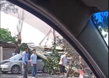 Бишкекте бак кулап, унааны басып калды (сүрөт)