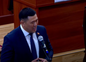 Депутат: «Бишкек менен Таластын ортосундагы жолдогу чуңкурлардан буйтаганга «невозможно» болуп калыптыр»
