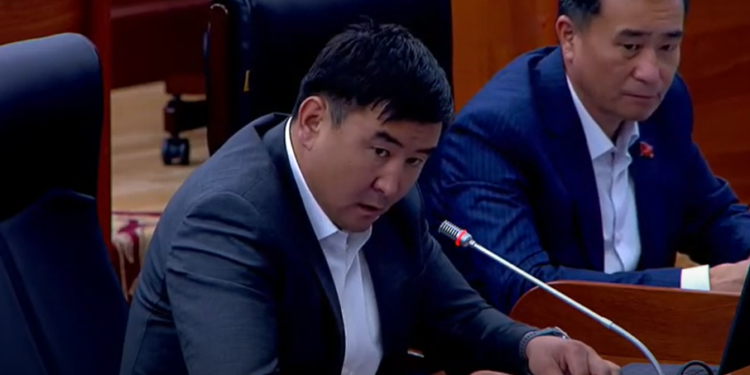 «Арак, баңгизат сатылып, кыздар денесин сатып жатпайбы». Депутат Кыдыкбаев казино мыйзамын колдой турганын билдирди