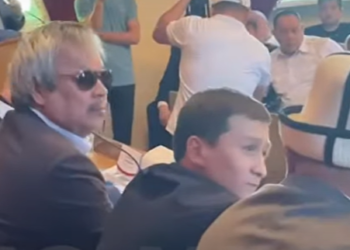 «Куранды бурмалаган депутат отурат». Аравандын тургундары Арсланбек Малиев катышкан жыйындан чыгып кетишти (видео)