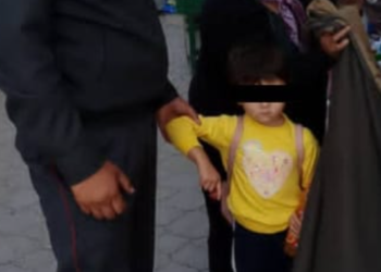 Кызыл-Кыядагы базарда кичинекей кыз апасынан адашып кеткен