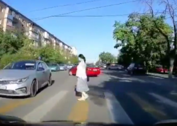 Бишкекте айдоочу 17 жаштагы кызды сүзүп кетти (видео)