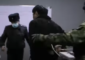 Иликтөөчү журналист Болот Темиров аны кармагандагы видео менен бөлүштү