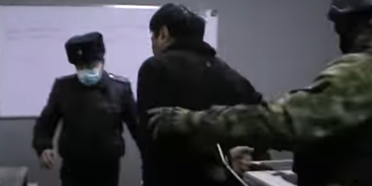 Иликтөөчү журналист Болот Темиров аны кармагандагы видео менен бөлүштү