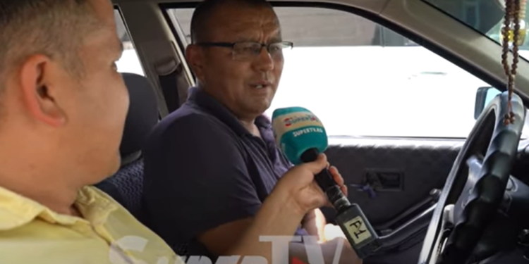 «Такси айдап, нанга акча таап жатам». Вагондо жашаган SUPERTV’нын каармандары унаалуу болду