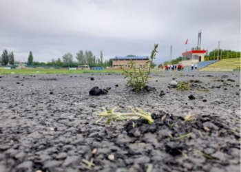 Баткендеги борбордук стадионго төшөлгөн асфальтка чыккан чөп боюнча УКМК үн катты