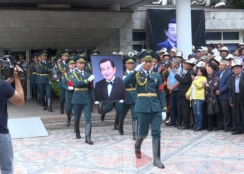Кыргыз Эл артисти Бактыбек Мамытовдун сөөгү жерге берилди (сүрөт)