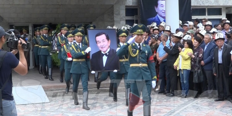 Кыргыз Эл артисти Бактыбек Мамытовдун сөөгү жерге берилди (сүрөт)