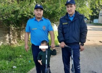 Чүйдө жолдун жээгинде жалгыз жүргөн 4 жашар бала ата-энесине өткөрүп берилди