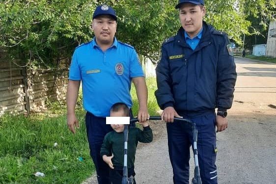 Чүйдө жолдун жээгинде жалгыз жүргөн 4 жашар бала ата-энесине өткөрүп берилди