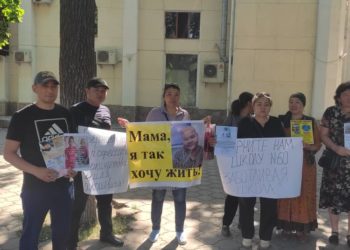 «Апа, менин жашагым келет». Бишкекте балдары онкологиялык оору менен күрөшкөндөр митингге чыгышты (сүрөт)