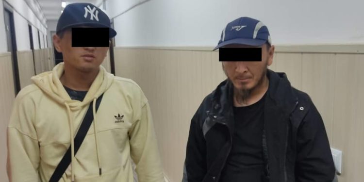 «Тишин сындырып, 80 миң сомун тартып алып…». Бишкекте 54 жаштагы жаран сабалды