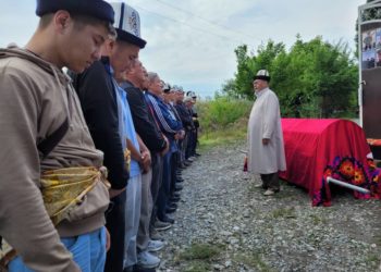 Украинадагы согушта каза болгон жигиттин сөөгү Жалал-Абадда жерге берилди (сүрөттөр)