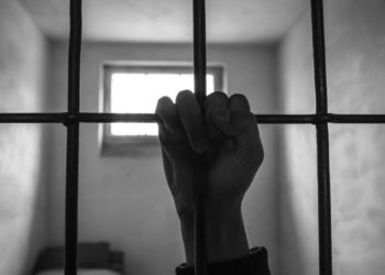 «Башына баштык кийгизип, тырмак алдына ийне сайып». Кыргызстанда кыйноонун кандай ыкмалары колдонулары айтылды