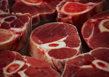 «Эттин баасы 490-570 сом». Айыл чарба министрлиги Бишкектин базарларын кыдырып чыкты