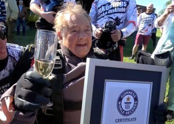 103 жаштагы аял парашют менен секирип, Гиннесс рекорддор китебине кирди (видео)