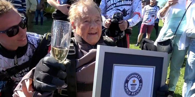 103 жаштагы аял парашют менен секирип, Гиннесс рекорддор китебине кирди (видео)