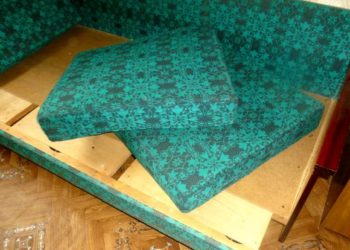 Жомоктогудай окуя. Бекерге алган эски дивандан 36 миң доллар чыккан