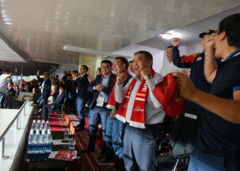 Маңдай жарыла кубануу! Жапаров менен Ташиевдин футболдук беттештен тартылган сүрөттөр топтому