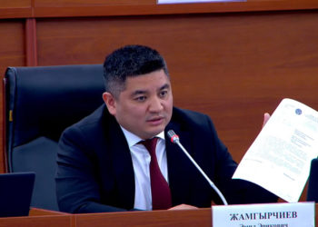 Депутат Жамгырчиев: «200дөй көмүр ташыган айдоочулар акчасын ала албай, митингге чыгабыз деп жатышат»