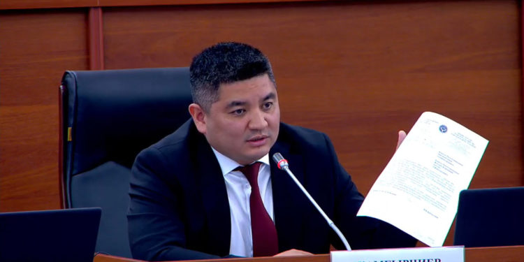 Депутат Жамгырчиев: «200дөй көмүр ташыган айдоочулар акчасын ала албай, митингге чыгабыз деп жатышат»