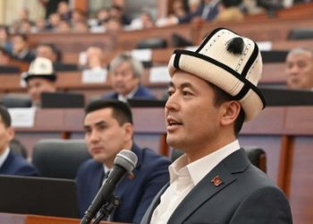 Депутат Кадырбеков: «Мектепти бүтүрүү кечелерине 20 миң сомдон чогултуп жатышыптыр»