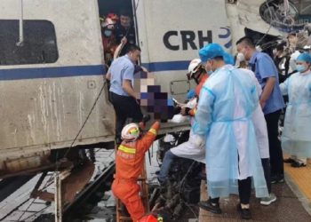 Кытайдын түштүгүндө ылдам жүрүүчү жүргүнчү поезд рельстен чыгып кеткен (видео)