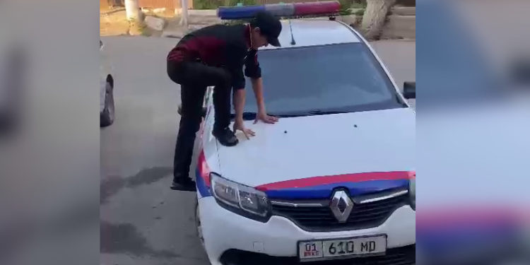 Милициянын унаасынын үстүнө чыккан өспүрүмдөрдүн иши сотко өттү