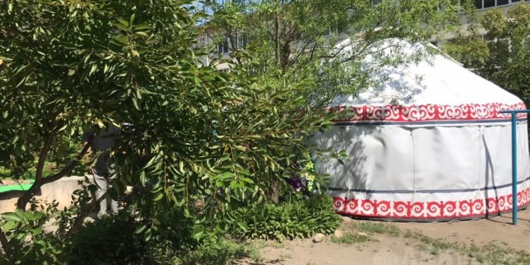 Бишкекте саясат таануучу Марат Казакпаевди акыркы сапарга узатуу зыйнаты өттү