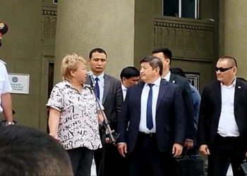 Митингчи айым Акылбек Жапаровго: «Мен чач тарачмын, мага ККМдин эмне кереги бар?»