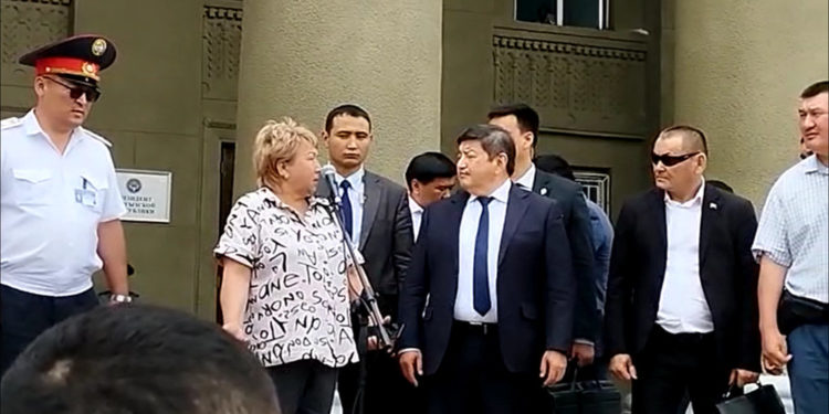Митингчи айым Акылбек Жапаровго: «Мен чач тарачмын, мага ККМдин эмне кереги бар?»
