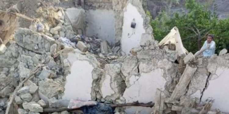 Ооганстандагы жер титирөө 250дөн ашуун адамдын өмүрүн алды (видео)