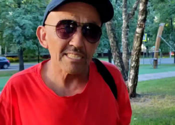 «Акчаны тапканда коркуп кеттим». Москвада таштандыдан акча таап, полицияга тапшырган кыргызстандык окуя тууралуу айтып берди (видео)