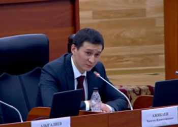 Депутат Ажибаев: «Баткен менен Лейлекти бириктирген жолду сел алып кеткен. Бир жылдан бери жасалбай турат»