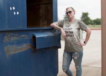 Жумасына 1000 долларга жакын каражат табат. Буфеттеги жумушун таштанды тытканга алмаштырган