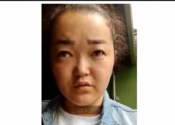 «Баламды өлөйүн деп араң төрөгөм». Бала бакчада баласын сабаган эне элге кайрылды (видео)