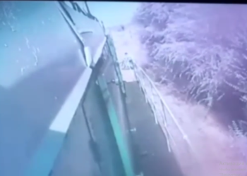 Тепловоз сүзүп көз жумган жигиттин окуясы. Кырсыктын видеосу тарады (видео)