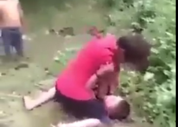 Жеткинчектерди мушташтырып, тамаша кылган аялдардын видеосу тарады. Бул боюнча милиция кызматы эмне дейт? (видео)