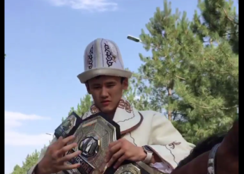 «Самат — чемпион!» Орусияда чемпион аталган Самат Абдырахмановду кыргызстандыктар сый менен тосуп алышты (видео)