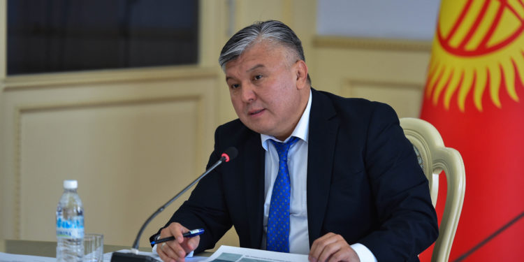 Кожошев Казакстанда жүк өткөрүү көйгөйүн дагы көтөрдү