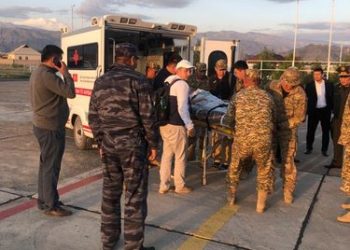 Кыргыз-тажик чек арасындагы ок атышууда жаракат алган чек арачылар Бишкекке жеткирилди