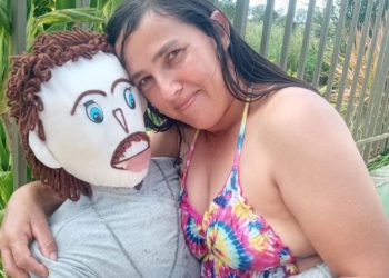 😄Аялдан амал качып кутулбайт! Бразилиялык айым чүпүрөктөн тигилген куурчакка «турмушка чыгып», «балалуу» да болду (сүрөт)