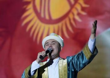 Ырчы Азиз Батыров өзбекстандык телеканалда конок болуп, жандуу ырларды аткарды (видео)