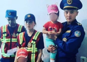 Бишкекте ата-энеси жокто 5-кабаттагы терезеге чыгып алган эки наристени куткаруучулар түшүрүштү