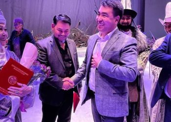 «Депутаттардын баарын театрга алып келебиз». Кыргыз драма театрынын актёрлоруна Жогорку Кеңештин сыйлыгы тапшырылды