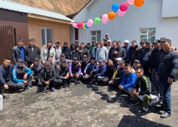 Нарын шаарында 10 жылдыктар 9 үй-бүлөгө үй белек кылышты