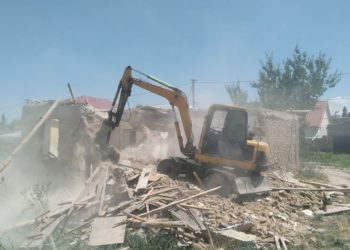 Бишкекте жол оңдоого тоскоол болгон үй бузулду