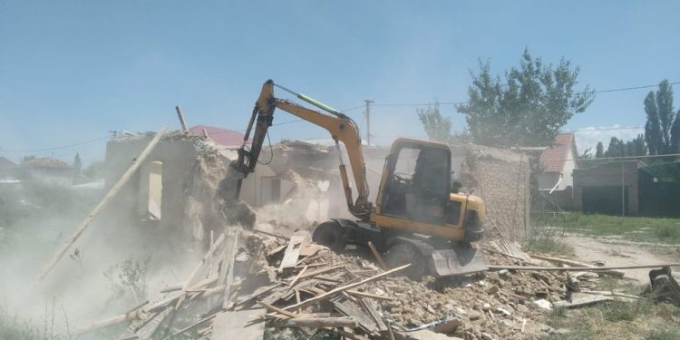 Бишкекте жол оңдоого тоскоол болгон үй бузулду