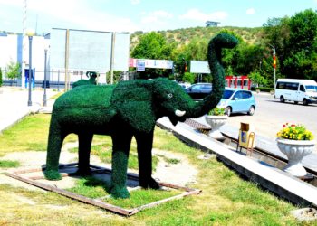 Жалал-Абад шаарындагы эко-инсталляция жаңыланды (сүрөт)