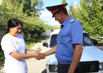 Айдаркен айылдык милицияга жеке ишкер унаа белекке берди (сүрөт)